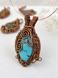 Pendentif unisexe fait main en alliage de métaux précieux Ha Gems, classique, en cuivre antique, enveloppé de fil, avec pierre précieuse turquoise de forme ovale - Product Image 2
