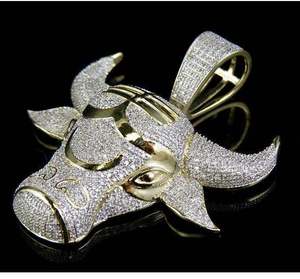 Colgante de Plata de Ley 925 Personalizado con Signo Zodiacal Tauro, Forma Redonda Blanca de Moissanita - Product Image 2