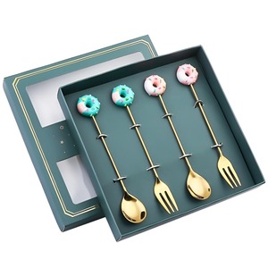 Cuchara de Metal Creativa y Tenedor para Frutas con Diseño Atractivo y Acabado Dorado Pulido Espejo para Fiestas y Tiendas de Postres - Product Image 1