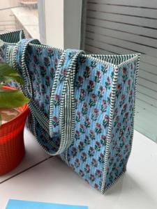 Sac à bandoulière matelassé en coton imprimé à la main, motif floral multicolore, style hiver indien, avec deux bretelles et doublure, vente en gros - Product Image 2