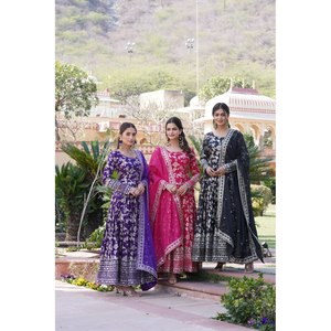 Vêtements et accessoires musulmans traditionnels, robe et dupatta brodés de paillettes pour un look de soirée - Product Image 2