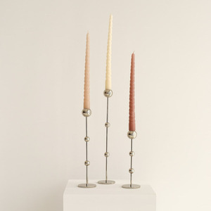 Ensemble de chandeliers élégants en métal doré avec un design unique de boules et de tiges, pouvant accueillir trois bougies coniques pour une décoration intérieure chic - Product Image 2