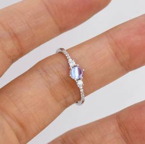 Anillo de Plata de Ley con Piedra Lunar Simulada y Cristales de Circonita Cúbica, Anillo Apilable, Anillo Delgado de Plata - Product Image 3