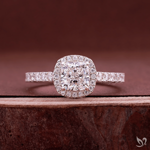 Anillo de compromiso de oro blanco de 10K con halo de diamantes cultivados en laboratorio de corte cojín de 1 quilate, certificado IGI, con banda pavé - Product Image 1