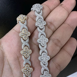 Pulsera de Plata 925 Chapada en Oro con Trébol y Moissanita, Regalo para Mujer, Mamá, Aniversario - Product Image 1