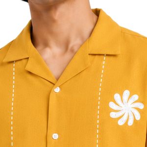 เสื้อเชิ้ตผ้าลินินผสมฝ้ายสีเหลืองมัสตาร์ด แขนสั้น คอปกคิวบา ปักลายสีขาว ติดกระดุม ลำลอง สำหรับวันหยุดฤดูร้อน รับผลิตแบบ OEM - Product Image 5