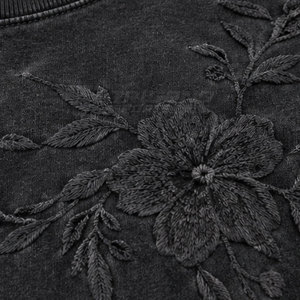 T-shirt décontracté à col rond avec motif de points texturés élégant, coupe confortable, vêtement tendance pour tous les jours, broderie effet vieilli, 100 % coton - Product Image 6