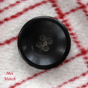 Boutons en corne de buffle naturelle, ronds, polis, 4 trous, pour couture avec design personnalisé par Blossom Craft India - Product Image 1