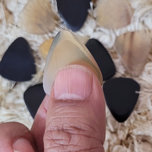 Juego de 10 púas triangulares exóticas de cuerno de búfalo real con orificio para un mejor agarre - Product Image 2