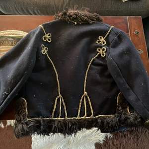 Chaqueta de uniforme de husar húngaro, comúnmente producida por fabricantes como Shako Hat With Belts cords Hussar Jackets - Product Image 3