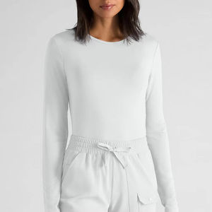 T-shirt de sous-blouse médicale à manches longues en tricot extensible à col rond pour hôpital OEM 2026 - Product Image 1
