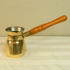 Cafetière turque artisanale en cuivre Cezve Ibrik de forme ronde avec poignée en bois, design traditionnel pour la préparation du café - Product Image 2