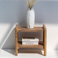 Table d'appoint en rotin ultra-résistant Vandana Orion avec deux étagères, design moderne et naturel