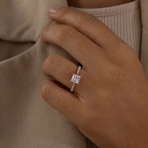 Anillo de Compromiso y Boda con Diamante Cultivado en Laboratorio de Corte Princesa de 1 Quilate, Oro Amarillo de 14K y Banda Pavé - Product Image 3