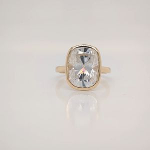 Anillo de Compromiso Lurba Jewels de Oro Amarillo Sólido de 10K con Moissanita de Corte Cojín de 3.75 Ct y Engaste de Bisel, Regalo de Boda - Product Image 1