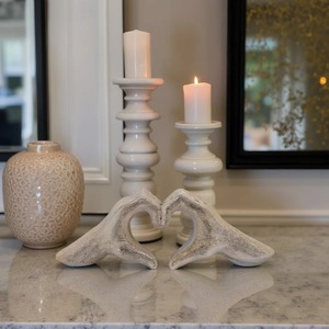 Ensemble de sculptures en résine faites à la main en forme de cœur, décoration artistique minimaliste pour table, salon, thème Saint-Valentin - Product Image 4