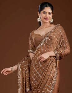 Sari en organza de designer Bollywood pour femme KV, brodé et orné, infroissable, pour l'automne, avec chemisier non cousu (marron) - Product Image 4