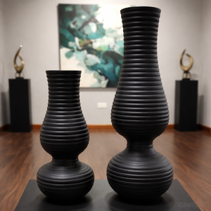 Ensemble de 2 vases à fleurs noirs mats, texturés horizontalement, style totem, vases en porcelaine modernes et hauts, décoration de table pour la maison - Product Image 1