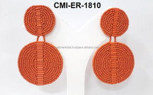 Boucles d'oreilles perlées en forme d'aile de style classique faites à la main pour les femmes Occasion d'anniversaire en vente - Product Image 2