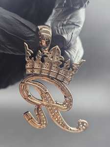 จี้เพชรโมอิสซาไนต์ VVS สุดหรู สไตล์ฮิปฮอป ประดับเพชรเต็มตัว อักษรย่อสองสี เงินแท้ 925 จี้โมอิสซาไนต์แบบสั่งทำพิเศษสไตล์ฮิปฮอป - Product Image 2