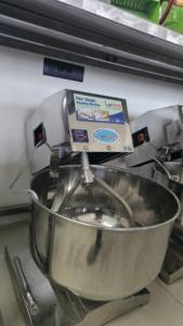 Amasadora de Harina de Trigo de Alta Eficiencia y Ecológica con Motor Monofásico de 1HP para Hoteles - Product Image 2