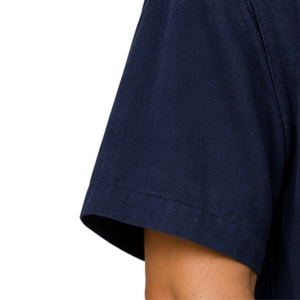 Camisa Casual de Verano para Hombre, Color Azul Marino, Cuello Campana, Pliegues Verticales, Manga Corta, con Botones, Logotipo Personalizado, Fabricante OEM - Product Image 4