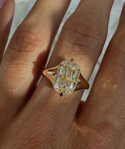 Bague solitaire à 4 griffes avec diamant jaune de laboratoire taille coussin allongée de 3 carats, certifiée IGI - Product Image 4
