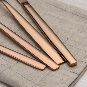 Juego de cubiertos moderno de lujo en oro rosa, acero inoxidable, acabado espejo tradicional, cuchillo, tenedor y cuchara, sostenible, al mejor precio. - Product Image 5