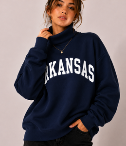 Pull-over surdimensionné à col montant pour femme, bleu marine, en molleton de coton avec broderie chenille, fabrication OEM d'usine d'Arkansas - Product Image 1
