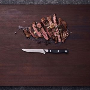 Couteau à steak noir avec manche noir, lame à bord lisse argentée et triple rivets pour couper le bœuf cuit et les repas à table - Product Image 3