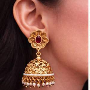 Boucles d'oreilles Jhumka traditionnelles indiennes géométriques plaquées or avec des gouttes de perles, bijoux ethniques de mariage pour femmes - Product Image 3