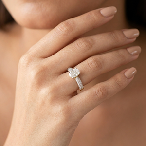 Bague de Fiançailles Classique de Luxe en Moissanite Taille Ovale, Bande Pavée Scintillante, Plaqué Or, Argent, Or Rose, Bijoux de Mariage et de Fête - Product Image 1