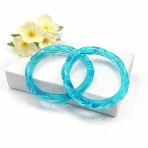 กำไลเรซิ่นพรีเมียมแบบเกลียว ผิวเรียบเนียน สีฟ้า น่ารัก สวยงาม กำไลเรซิ่นหรูหรา งานศิลปะเรซิ่นใส - Product Image 3