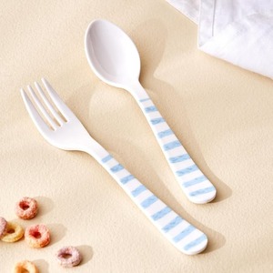 Ensemble de fourchettes et cuillères en plastique blanc avec manches rayées bleues, sans BPA, design minimaliste pour le camping - Product Image 1