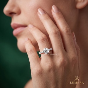 Bague de fiançailles classique en diamant de laboratoire taille brillant rond, sertie de 4 griffes centrales avec halo caché, bijoux de mariée de luxe - Product Image 1