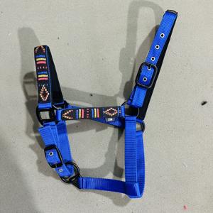 Harnais de cheval en nylon jacquard robuste avec quincaillerie noire, collier de tête de cheval réglable et confortable pour l'entraînement en écurie - Product Image 1