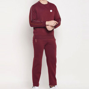Ensemble de survêtement classique pour homme, idéal pour un style de vie décontracté, avec tissu doux au toucher et confort quotidien facile à porter. - Product Image 3