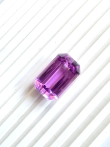 Piedra natural de kunzita de 105.68 quilates con corte octogonal para la elaboración de joyería fina. - Product Image 2