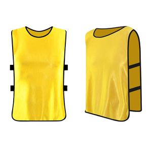 Gilets d'entraînement légers en polyester avec sangles latérales réglables, haute visibilité, pour équipes sportives, personnalisables avec logo OEM - Product Image 4