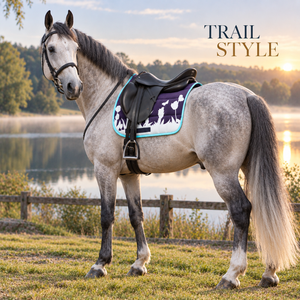 Tapis de selle pour cheval botanique violet avec imprimé floral blanc et bordure aqua |   Tapis d'équitation profilé avec sangle de fixation sécurisée - Product Image 4