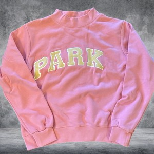 เสื้อสเวตเชิ้ตคอเต่าพรีเมียมสำหรับผู้หญิง ยี่ห้อ Parke Pink OEM ผ้าฝ้ายฟลีซปักลายตัวอักษรเชนีล น้ำหนัก 200 กรัม สำหรับฤดูหนาว - Product Image 4