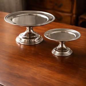 Elegante Soporte Metálico Moderno para Tartas, para Exhibición en Mesa de Postres de Bodas, con Base Decorativa y Presentación Estilizada - Product Image 1