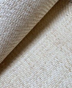 Malla de ratán rústica de tejido abierto en rollo para muebles vintage, hecha en Vietnam con mango de ratán para decoración. - Product Image 1