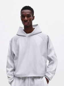 ชุดวอร์มผ้าฟลีซคอตตอน 100% สีเทาอ่อน 440gsm พิมพ์ลาย พร้อมเสื้อฮู้ดโอเวอร์ไซส์ กางเกงขายาวทรงกระบอก แต่งเส้นโค้ง - Product Image 4