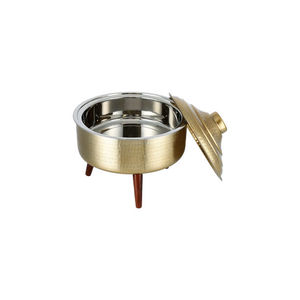 Elegante cacerola de metal plateado con tapa y asa con acabado dorado, perfecta para servir en la cocina real y para decoración festiva. - Product Image 3