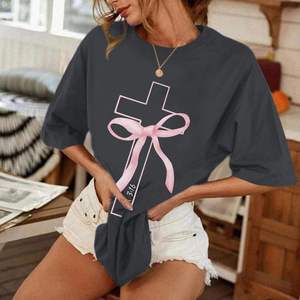 Camiseta de Algodón 100% Transpirable de Manga Larga con Gráfico de Lazo Rosa Oversize para Mujer FOXA Christian Cross, Top de Fe Juan 3:16 - Product Image 3