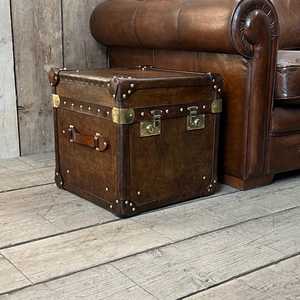 Table basse vintage en bois de manguier, coffre de rangement en cuir buff, avec accents en laiton faits à la main, meuble de salon - Product Image 1