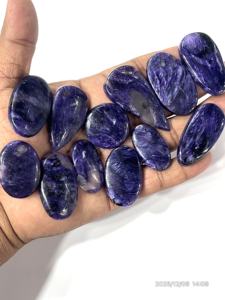 พลอยชารอยต์สีม่วงธรรมชาติทรงหลวมแบบคาโบชอง รูปทรงและขนาดคละกัน ประมาณ 20 ถึง 30 มม. - Product Image 5