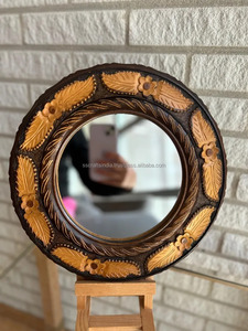 Fabrication indienne élégant miroir mural en résine accessoire décoratif pour la maison pour les salles de bain ou les chambres à coucher disponible chez Wholesale Supply - Product Image 2