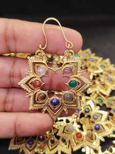 Pendientes de latón hechos a mano con piedras preciosas de los 7 chakras |   Pendientes Colgantes de Piedra Natural Chapados en Oro |   Joyería Espiritual Boho - Product Image 2